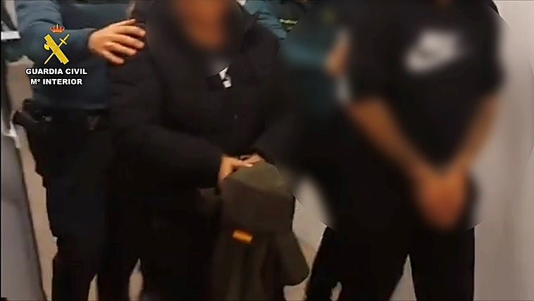 Operación contra el tráfico de drogas en La Vera: tres detenidos, 22.000 euros intervenidos y armas incautadas